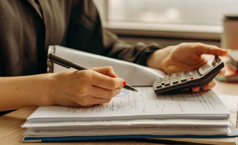 How to Select a Bank for your First Savings Account