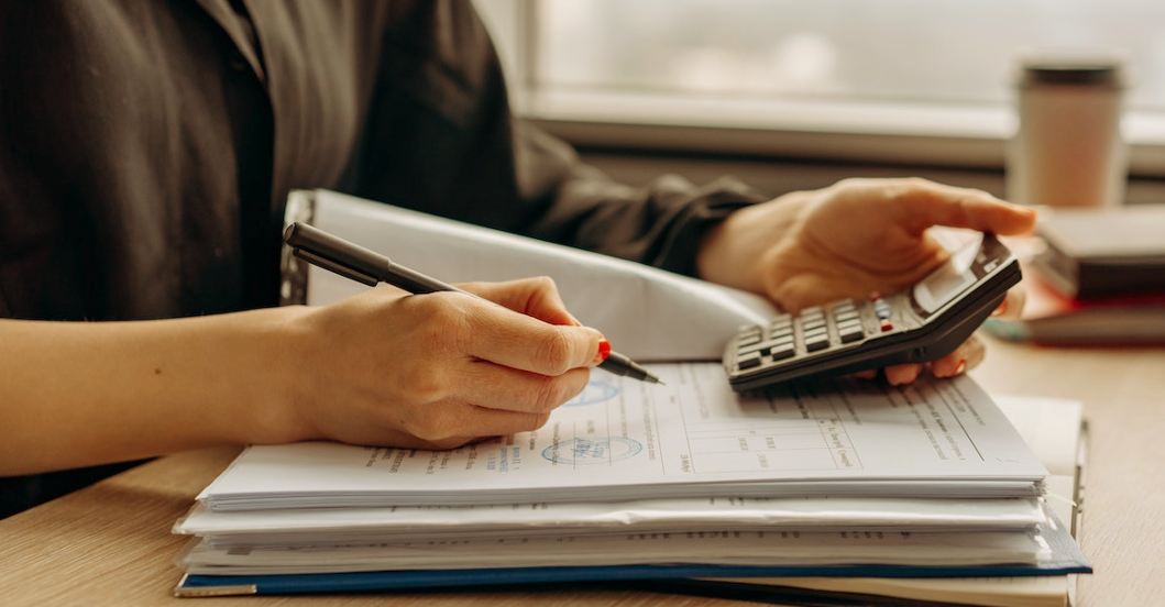 How to Select a Bank for your First Savings Account